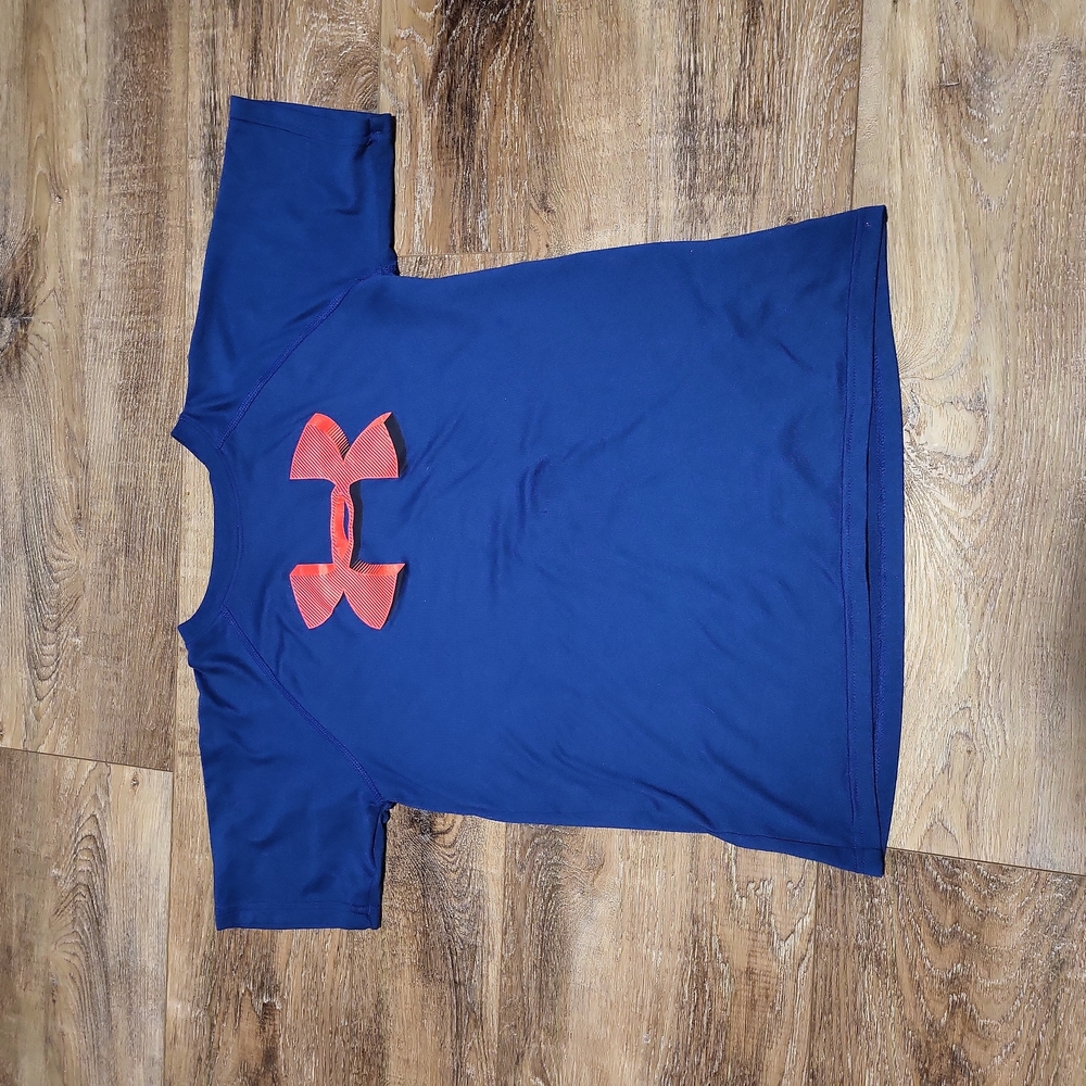 Under Armour T-Shirt - youth medium- play condition